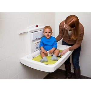 Baby-Wickelstation Rubbermaid®, für die horizontale Wandmontage, antimikrobiell, klappbar, Ablage, Halterung für bis zu 40 Unterlagen, PP, weiß Baby-Wickelstation Rubbermaid®, für die horizontale Wandmontage, antimikrobiell, klappbar, Ablage, Halterung für bis zu 40 Unterlagen, PP, weiß