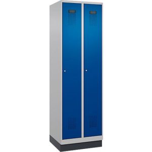 Kleiderspind C+P Evolo Plus, 2 Abteile, 300 mm Abteilbreite, mit Sockel, Anschlag rechts, Zylinder, B 600 x T 500 x H 1950 mm, weißaluminium/enzianblau Kleiderspind C+P Evolo Plus, 2 Abteile, 300 mm Abteilbreite, mit Sockel, Anschlag rechts, Zylinder, B 600 x T 500 x H 1950 mm, weißaluminium/enzianblau