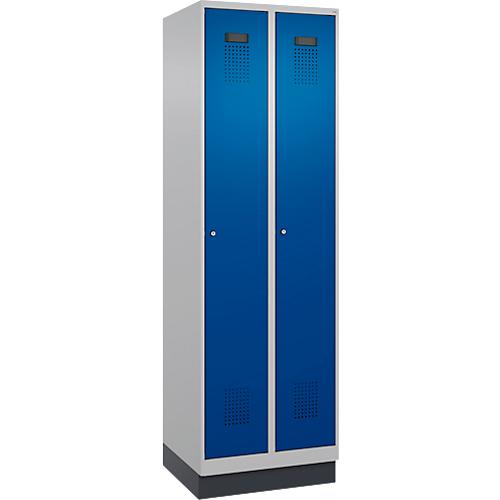 Kleiderspind C+P Evolo Plus, 2 Abteile, 300 mm Abteilbreite, mit Sockel, Anschlag rechts, Zylinder, B 600 x T 500 x H 1950 mm, weißaluminium/enzianblau