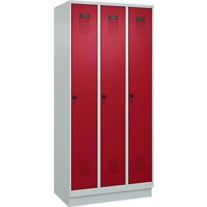 Kleiderspind C+P Evolo Plus, 3 Abteile, 300 mm Abteilbreite, mit Sockel, Anschlag rechts, B 900 x T 500 x H 1950 mm, Drehriegel, lichtgrau/rubinrot Kleiderspind C+P Evolo Plus, 3 Abteile, 300 mm Abteilbreite, mit Sockel, Anschlag rechts, B 900 x T 500 x H 1950 mm, Drehriegel, lichtgrau/rubinrot