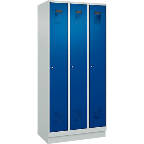 Kleiderspind C+P Evolo Plus, 3 Abteile, 300 mm Abteilbreite, mit Sockel, Anschlag rechts, B 900 x T 500 x H 1950 mm, Zylinder, lichtgrau/enzianblau