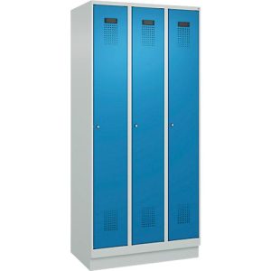 Kleiderspind C+P Evolo Plus, 3 Abteile, 300 mm Abteilbreite, mit Sockel, Anschlag rechts, B 900 x T 500 x H 1950 mm, Zylinder, lichtgrau/lichtblau Kleiderspind C+P Evolo Plus, 3 Abteile, 300 mm Abteilbreite, mit Sockel, Anschlag rechts, B 900 x T 500 x H 1950 mm, Zylinder, lichtgrau/lichtblau