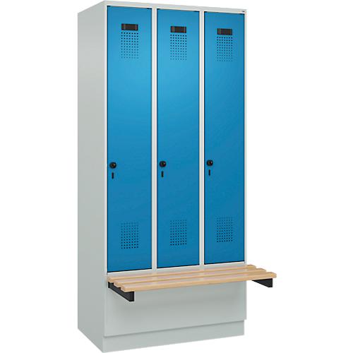 Kleiderspind C+P Evolo Plus, 3 Abteile à 300 mm Breite, Sockel, schwebende Sitzbank, B 900 x T 815 x H 1950 mm, Drehriegel, lichtgrau/lichtblau