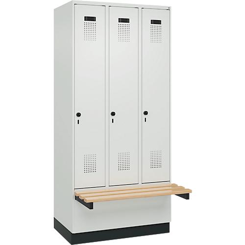 Kleiderspind C+P Evolo Plus, 3 Abteile à 300 mm Breite, Sockel, schwebende Sitzbank, B 900 x T 815 x H 1950 mm, Drehriegel, lichtgrau/lichtgrau