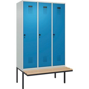 Kleiderspind C+P Evolo Plus, 3 Abteile à 400 mm Breite, schwebende Sitzbank, B 1200 x T 815 x H 2120 mm, Drehriegel, lichtgrau/lichtblau