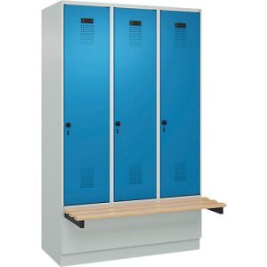 Kleiderspind C+P Evolo Plus, 3 Abteile à 400 mm Breite, Sockel, schwebende Sitzbank, B 1200 x T 815 x H 1950 mm, Drehriegel, lichtgrau/lichtblau Kleiderspind C+P Evolo Plus, 3 Abteile à 400 mm Breite, Sockel, schwebende Sitzbank, B 1200 x T 815 x H 1950 mm, Drehriegel, lichtgrau/lichtblau