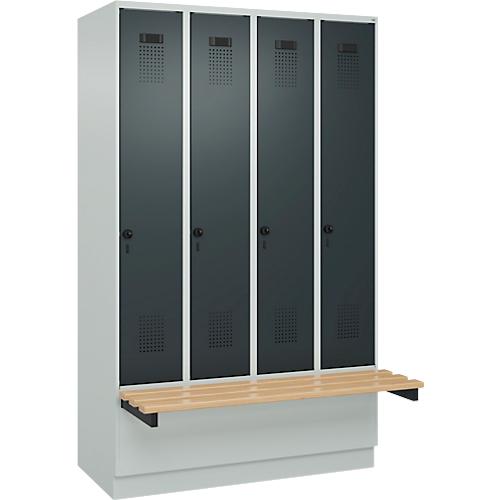 Kleiderspind C+P Evolo Plus, 4 Abteile à 300 mm Breite, Sockel, schwebende Sitzbank, B 1200 x T 815 x H 1950 mm, Drehriegel, lichtgrau/anthrazitgrau
