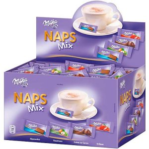 Minischokolade Milka Naps Mix, bestehend aus den Sorten Alpenmilch Schokolade, Alpenmilch-Schokolade mit Kakaocrème, Erdbeergeschmack & Haselnussstückchen, 1,702 kg Minischokolade Milka Naps Mix, bestehend aus den Sorten Alpenmilch Schokolade, Alpenmilch-Schokolade mit Kakaocrème, Erdbeergeschmack & Haselnussstückchen, 1,702 kg
