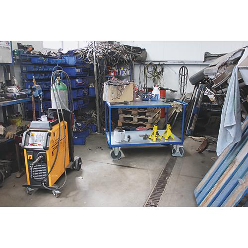 Schwerer Tischwagen, Stahl/MDF-Platte, Enzianblau/silber, 2 Etagen, L 1000 x B 700 mm, TPE-Rollen mit EasySTOP, bis 500 kg