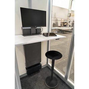 Stehhilfe Kleusberg für CoWoCube® 1 & 2, höhenverstellbar, ergonomisch, Polyamid-Bezug, rutschfestes Fußteil, schwarz Stehhilfe Kleusberg für CoWoCube® 1 & 2, höhenverstellbar, ergonomisch, Polyamid-Bezug, rutschfestes Fußteil, schwarz
